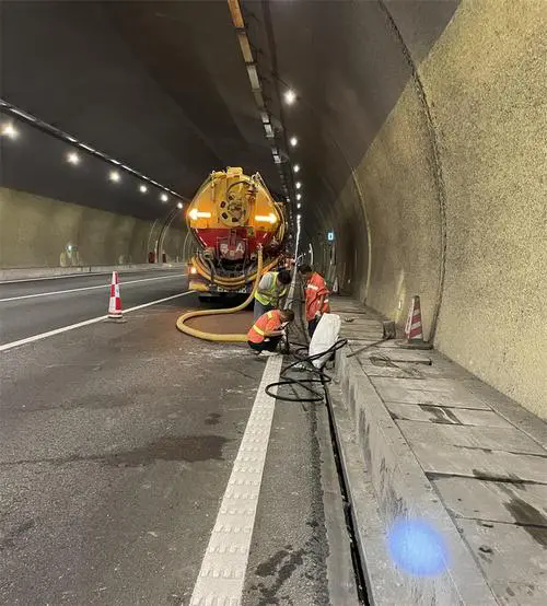 长安隧道排水渠清淤